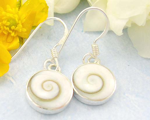 Free wholesale jewelry catalog fish hook sterling silver earring with oval shape spiral pattern designed with white shell embedded    