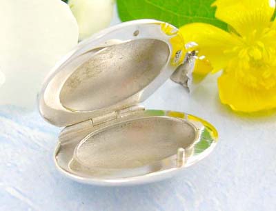 Sterling silver jewelry finding plain oval shape locket pendant design in sterling silver      