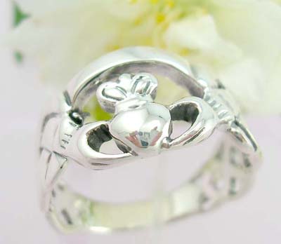  Sparkle ring catalog online sterling silver ring with two hand holding a heart and twist line decor each side    