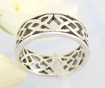  Online body jewlery distributor Sterling silver ring with heart and lemon shape celtic knot design      